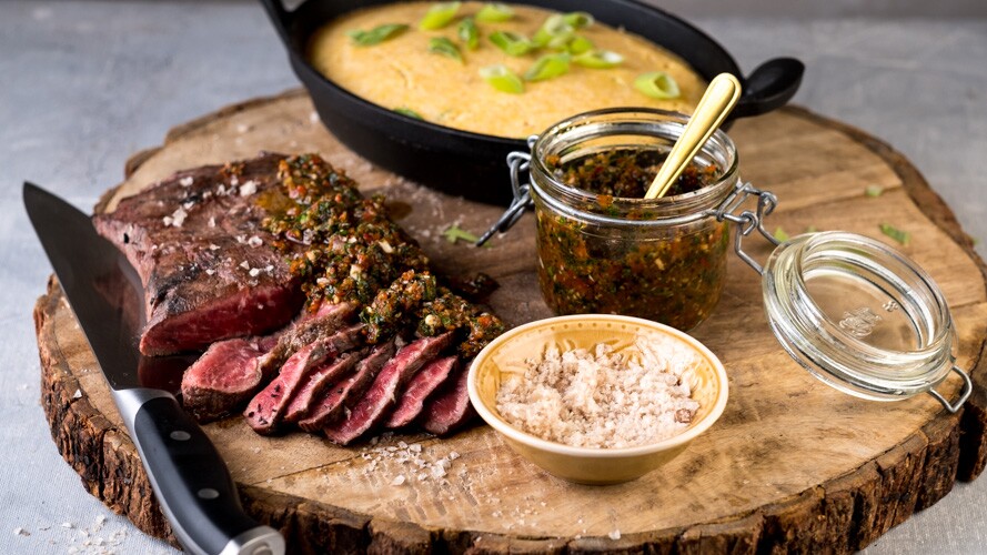 Flat iron steak bereiden op de BBQ 24Kitchen